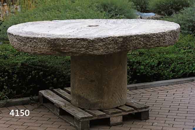 STEINTISCH, MÜHLSTEIN AUS GRANIT, MIT FUß, ETWA 150 JAHRE ALT, RILLEN FÜR MAHLGUT SICHT- BAR, ABNUTZUNGSSPUREN, SELTEN IM ANGEBOT, H. CA. 83 ...