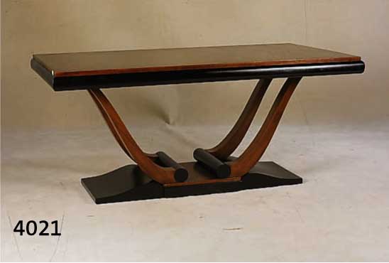 KONFERENZTISCH, FRANKREICH, 30ER JAHRE ART-DEKO, NUßBAUM GESPIEGELT FURNIERT, Z.T. GESCHWÄRTZ, SEITLICH AUSZIEHBAR, CA. 75X164 X96 AUF CA. 240 ...