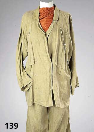JIL SANDER Leinen-Hosenanzug, 100% kahkifarb. Leinen, Gr. lt. Label 40, best. aus weiter Bluse, lange Ärmel und langer Hose, l. Tragespuren, ...