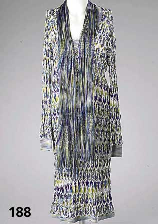 MISSONI-Strickkleid mit Fransenschal. 100% Rayon, bunte Missoni-Optik, lange Ärmel, Rundhalsausschnitt, RÜckenl. ca. 105 cm, Fransenschal B ca. ...