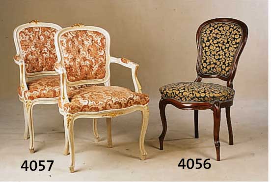 2 STUHLSESSEL IM BAROCKSTIL, ITALIEN, 1960-70, BUCHE, REICH GESCHNITZT UND GESCHWEIFT, WEIß GEFAßT, TEILVERGOLDET, LEICHTE GEBRAUCHS- SPUREN, ...