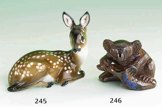 Skulptur: KoalabÄr aus Boulderopal mit Matrix, natural. Darst., Ast mit z. T. schÖnem Farbspiel in versch. Blau-LilatÖnen, H. ca. 6 cm, ca. 180g