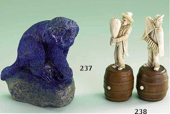 Skulptur: Affe, vollplastisch graviert aus Lapislzuli, hervorr. Blau, ungefÄrbt mit Matrix, naturalist. Darst., H. ca. 11cm, 2 Rubinaugen
