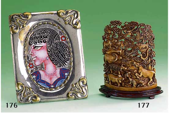 Bild, deutsch, um 1910-15, nimmt das Art-Deco vorweg, Rahmen Metall versilbert, berieben, reliefiert, Einlage: Emailplakette, Darst. einer jungen ...
