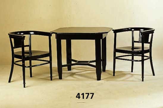 Tisch und zwei StÜhle, deutsch um 1900, ArmlehnstÜhle von der Fa. Thonet, alles spÄter schwarz lackiert, gut zusammen passend, 75 x 89 x 89 cm, ...