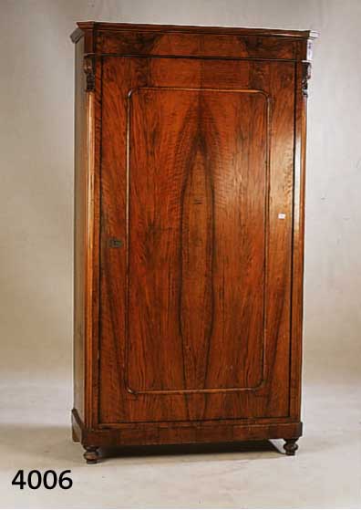 WÄSCHE- BZW. KLEIDERSCHRANK, DEUTSCH, 1880/90, GRÜNDERZEIT, KORPUS WEICHHOLZ, WURZELNUß- FURNIER, GESPIEGELT, SEHR SCHÖNE MASERUNG, LISENEN ...
