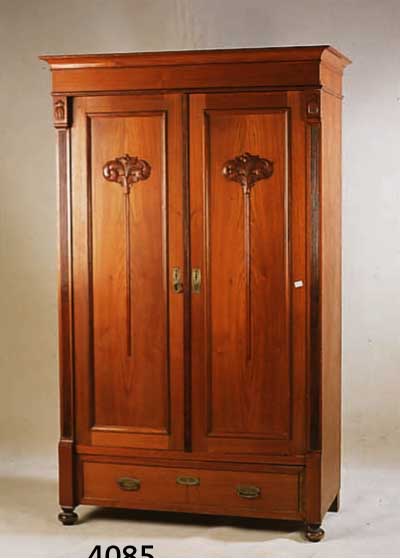 KLEIDERSCHRANK, DEUTSCH, 1900/05, KORPUS WEICHHOLZ, Z. T. MAHAGONIFURNIER BZW. NUßFUR- NIER AUF MAHAGONI GEBEIZT, AUFGESETZTE SCHNITZEREIEN, ...