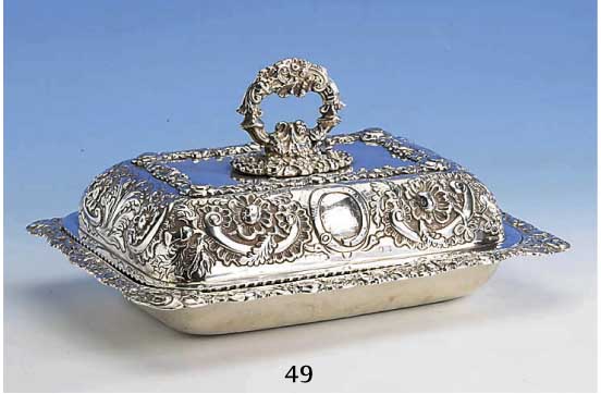 Deckelschale, um 1820/30, England, London, 925er Silber, ca. 1800 g, Deckel nicht passend, reich floral verziert, schwere Ausf., ca. 19 x 32 x 23 ...
