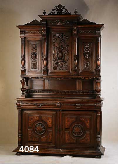 AUFSATZSCHRANK, FRANKREICH, UM 1880, KORPUS TEILW. EICHE UND NUßBAUM MASSIV, NUßBAUMFUR- NIER, SCHNITZEREIEN Z.T. AUS DEM VOLLHOLZ, MITTELTEIL ...