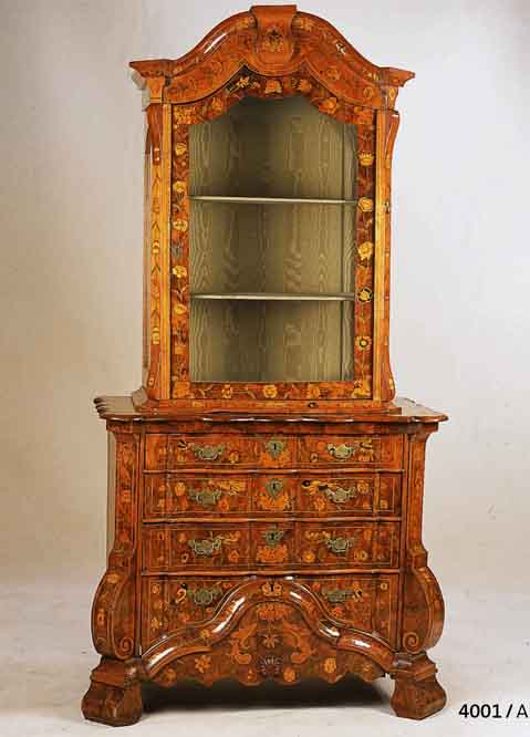 AUFSATZVITRINE, HOLLAND, 1770/1810, KORPUS EICHE, NUßBAUMFURNIER, VERSCHIEDENE EDELHÖLZER , REICH INTARSIERT, MIT FEINER BRANDMALEREI, BLUMEN UND ...