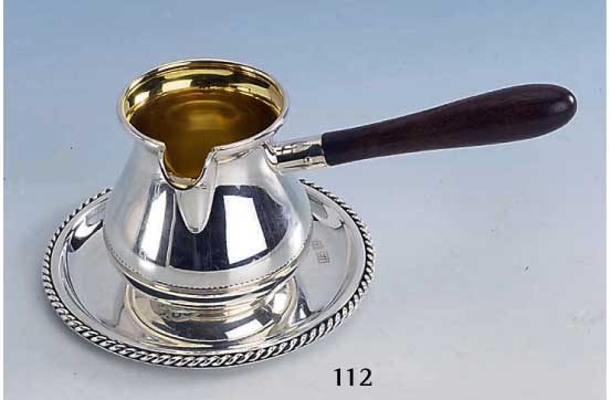 Kleine Sauciere auf Unterteller, deutsch Meistermarke EH, Sauciere mit Innen- vergoldung, Ausguß seitl. Griff Holz, Unter- teller m. ...