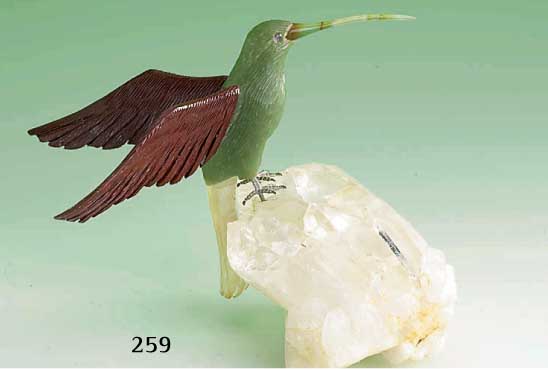 Kolibri auf Bergkristallsockel, KÖrper Nephrit, FlÜgel, Schwanz und Schnabel versch. Achate, naturalistisch, H ca. 14.5 cm