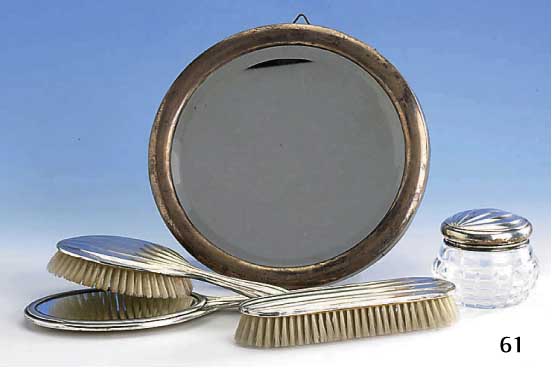 5-teiliges Toilettenset, 800er Silber, 30er Jahre, best. aus: Handspiegel, Wandspiegel (aufstellbar) Durchm. ca. 24 cm, KleiderbÜrste, ...