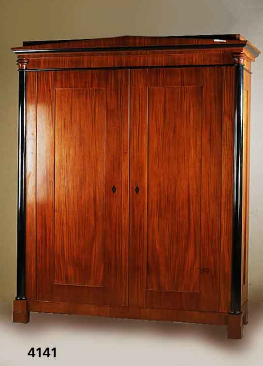 Großer Biedermeierschrank, deutsch, um 1830, Mahagonifurnier, kassettiert, schwarze Voll- sÄulen, poliert, sehr elegant, min. Alters- schÄden, ...