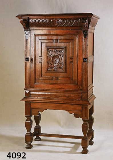 STOLLENSCHRANK, HOLLAND, UM 1900, EICHE, EICHEFURNIER, KISSENFÜLLUNG REICH GESCHNITZT, LISENEN GERIEFT, KOPF MIT LÖWENHÄUPTERN Z.T. AUS DEM ...