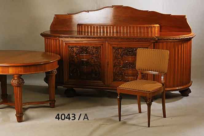 EßZIMMER, DEUTSCH, UM 1925/30, BESTEHEND AUS: KREDENZ, GLASVITRINE, TISCH UND 6 STÜHLE, KORPUS WEICHHOLZ, ZIERTEILE BZW. SCHNITZEREIEN UND ...