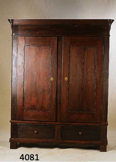 KLEIDERSCHRANK, MITTELDEUTSCH, 1835-40, EICHE MASSIV, MIT BREZELFÜLLUNGEN, AUFGELEGTE LEISTEN, 2 SCHUBFÄCHER IM FUßTEIL, GEBRAUCHS- SPUREN, ...