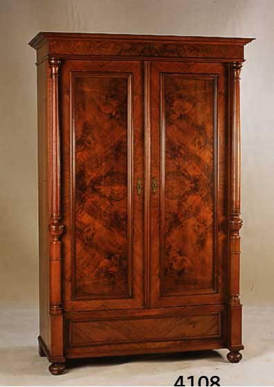 KLEIDERSCHRANK, DEUTSCH, UM 1890/1900, KORPUS WEICHHOLZ, WURZELNUßFURNIER GESPIEGELT, ORIGINAL BESCHLÄGE, 3/4 SÄULEN GEDRECHSELT UND GERIEFT, ...