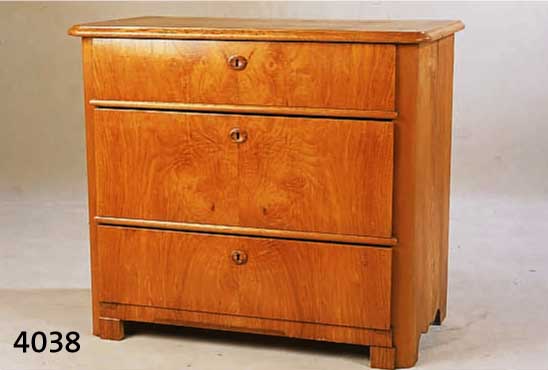 KOMMODE, NORDDEUTSCH, UM 1870, KORPUS WEICH- HOLZ, AHRONWURZEL GESPIEGELT, 3-SCHÜBIG, SCHUBLADEN VERSCHIEDENE HÖHEN, SCHÖNES KLEINES MÖBEL, ...