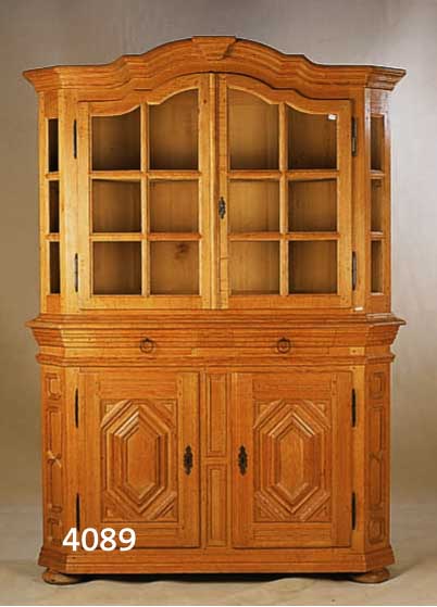 PRAHLHANS, NORDDEUTSCH, EICHE MASSIV, STIL- MÖBEL, AUFGESETZTE LEISTEN, SPROSSENFENSTER, 2 SCHUBLADEN, KOPF GESCHWEIFT, EINLEGEBÖDEN, CA. ...