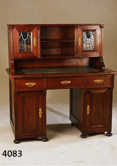 DAMENSCHREIBTISCH, DEUTSCH, 1905/10, JUGENDSTIL, KORPUS WEICHHOLZ, NUßBAUMFURNIER, FLORALE FLACHSCHNITZEREI, JUGENDSTILFENSTER VERGLAST Z.T. MIT ...