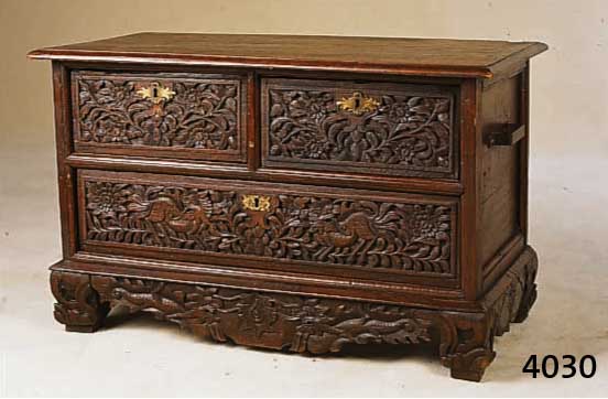 KLEINE TRUHE, INDIEN-MADURA, 1910/20, KOLONIALSTIL, VOLLHOLZ, FORNT STILTYPISCHE FLORALE SCHNITZEREI, STARKER SCHWUND, WOHN- FERTIG, ...