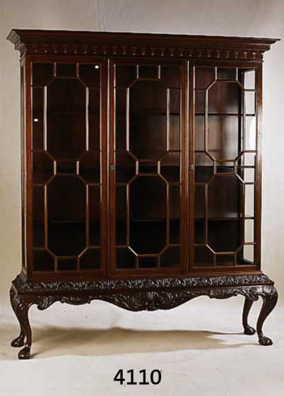 VITRINE, DEUTSCH, 1905/10, WOHL NIEDERHÖFER EDENKOBEN, IM ENGLISCHEN STIL, SHERATON UND CHIPPENDALE, MAHAGONI Z.T. MASSIV, SCHNITZER- EIEN AUS ...