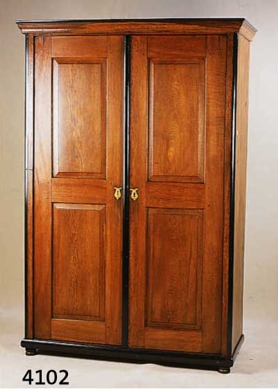 SCHRANK, DEUTSCHT, UM 1840/50, EICHE MASSIV, ZWEI KASETTIERTE TÜREN, INNENEINRICHTUNG MIT KLEIDERHAKEN UND EINER SCHUBLADE, FÜßE ERGÄNZT, ...