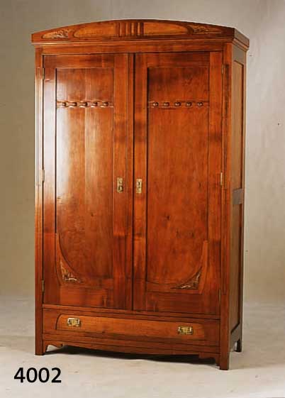 SCHRANK, DEUTSCH, UM 1902/05, JUGENDSTIL, NUßBAUM, MIT KLEIDERSTANGE UND EINLEGEBÖDEN, FLORALE SCHNITZEREIEN, IN ALLEN TEILEN ORIGI- NAL, ...
