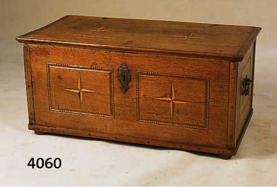 KLEINE TRUHE, DEUTSCH, UM 1830/40, EICHE MASSIV, MIT STERNINTARSIEN, LEISTENTEILE ERGÄNZT, ALTERSBEDINGTE GEBRAUCHSSPUREN, OHNE SCHLÜSSEL, CA. ...