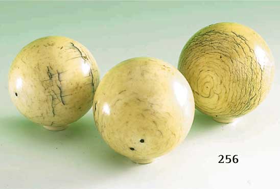 3 Billardkugeln, Elfenbein, deutsch um 1900, leichte Haarrisse, D. ca. 6-6.5 cm