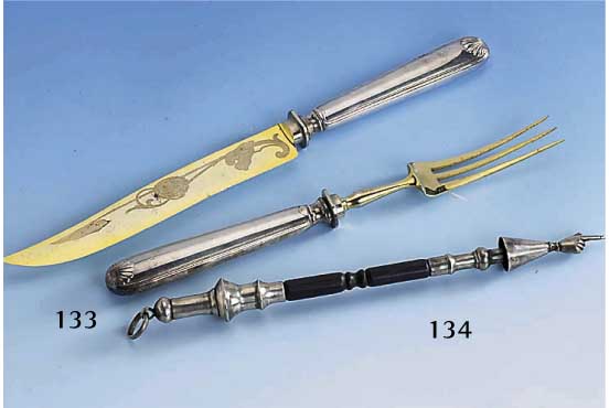 2-teiliges Tranchierbesteck, Frankreich CHRISTOFFLE um 1900, Griffe Metall ver- silbert, Gebr.-Teile Metall vergoldet, Klinge floral graviert, ...