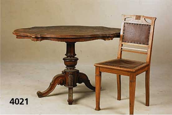Tisch, deutsch, um 1870-80, GrÜnderzeit, Nußbaum massiv und furniert, Platte Wurzelnuß- furnier gespiegelt, ca. 74x126x83 cm, dazu 6 StÜhle, ...