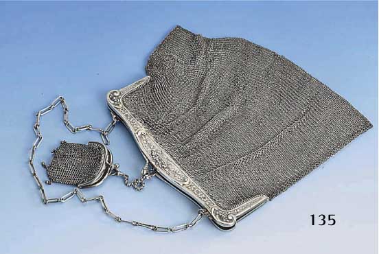 Tasche, wohl deutsch um 1890/1900, Metall versilbert, BÜgel mit zeittyp., klassizistischen Dekor mit Rosengirlanden, dazu GeldbÖrse, min. ...