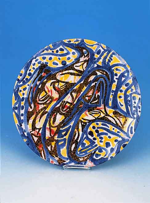 Zierteller, Karlsruher Majolika, 1992, "Atalanta" von W. GlÖckler, blau und gelb bemalt, Goldstaffage, D. ca. 42 cm