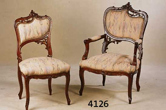 ZWEI ARMLEHNSTÜHLE UND SECHS STÜHLE, FRANK- REICH, UM 1900, BUCHE MASSIV, NUßBAUMFARBEN GEBEIZT, LEHNEN ASYMMETRISCH GESCHNITZT, POLSTERUNG UND ...
