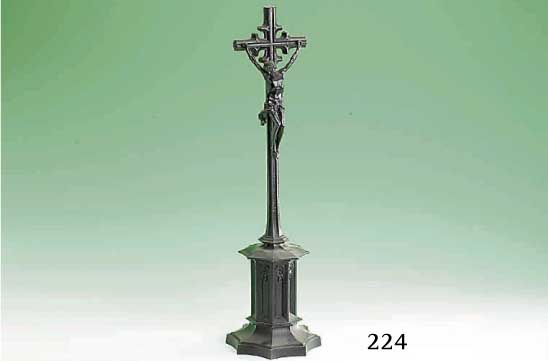 Kruzifix, deutsch Berlin um 1825/35, Berliner Eisen, sparsam gotisirend, Korpus in sehr elegante Konzeption bei hoher Spannung, KÜnstlerentwurf, ...