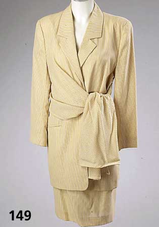 SONIA BOGNER, 2-teiliges KostÜm, Gr. 38, Schurwolle/Seide, wollweiß/camelfarb. ge- streift, Rock: Bundweite ca. 80 cm, L ca. 60 cm, Blazer, ...
