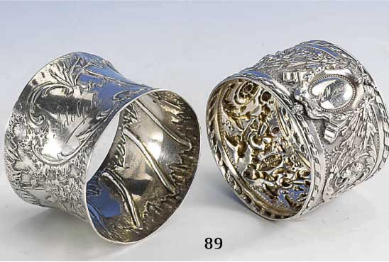2 Serviettenringe, Belgien um 1900, 900 bzw. 950er Silber, nach dem Vorbild des 3. & 4.Jh. v. Chr. bzw. Rokokostil, Bes.-Inschriften, ...