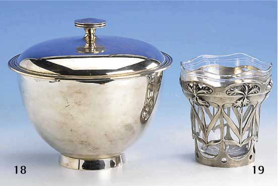 Vase, Orivit um 1900, Zinn, Glaseinsatz sek., sehr gut passend, reiner Jugendstil mit floralem Dekor, H ca. 14 cm, D ca. 13 cm
