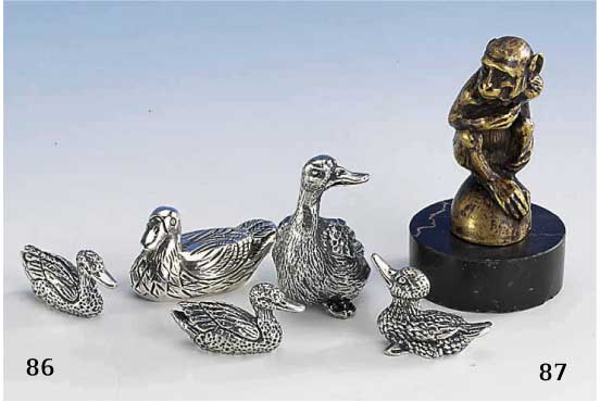 Bronzeskulptur: Affe, auf Marmorsockel, um 1900/10, vollplastische Darst., sign. BAC, Frankreich, H ca. 8 cm