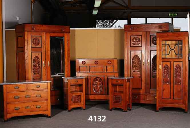 Zimmer, deutsch, um 1902, massives Zierbel- holzvon ausgesuchter QualitÄt, sehr schÖne Maserung z.T. schwarze Einfassung bzw. Flach- schnitzerei ...