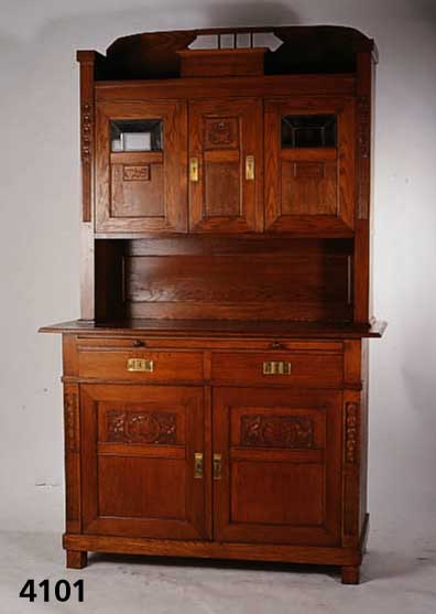 AufsatzmÖbel, deutsch, um 1902/06, Korpus Weichholz, Eiche massiv, Eichefurnier, Flach- schnitzereien aus dem Vollholz, abstrakt floral, ...