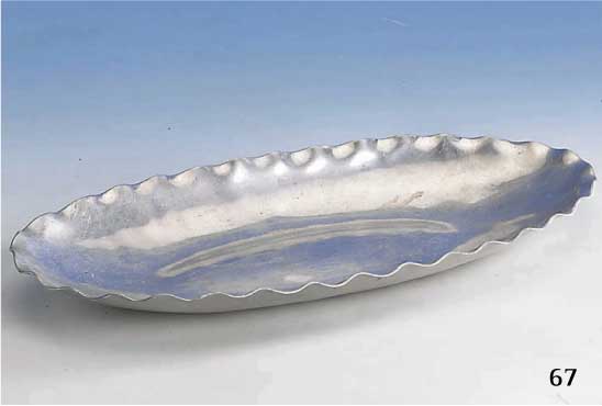 Zeppelin-Bordgeschirr: Anbietschale, Aluminium deutsch um 1930/32, Wellenrand, auf dem Boden Zeppelin-Signet und bez. Zeppelin, 3 x 33 x 17 cm, ...