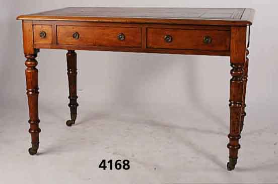 Damenschreibtisch, England, 1830/40, Maha- goni massiv, Nußbaum massiv, Mahagonifurnier gespiegelt, reiche Drechselarbeit, original SchlÖsser ...