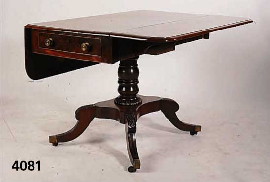 Klapptisch, England, 1870/80, Korpus Eiche, Mahagoni, Mahagoni furnier, z.T. Pyramidenma- hagoni gespiegelt, Fuß z.T. Flachschnitzereien , mit ...