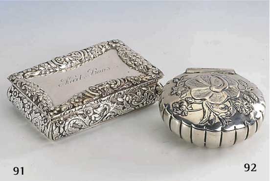 Deckeldose in Muschelform, deutsch 1860/70, Deckel floral verziert mit BlÜten und BlÄttern , Klappscharnier, Maße ca. 7.8 x 6.5 cm