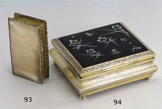 Schnupftabakdose, Österreich um 1850/60, Silber vergoldet, Barockstil, stil. Buchform, beide Außenschalen mit Perlmuttplatte, 15 x 75 x 42 mm, ...