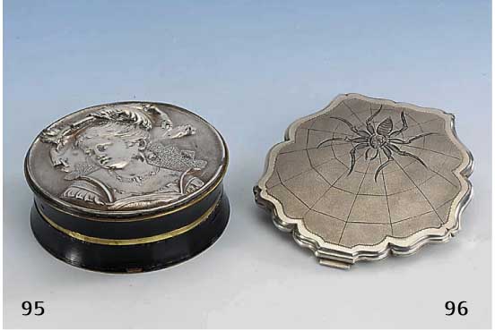 Deckeldose, Lack und Schildpatt, deutsch um 1880/90, Deckeleinlage versilbert, relief. Frauendarstellung, schwarzer Lack, innen mit ...