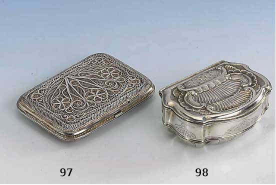Dose, norddeutsch um 1770/80, 12-lÖtig, Meistermarke IA ungd., Deckel Rocaillen und Muschelverz., z.T. punziert, innenvergold., 3 x 8 x 5.5 cm